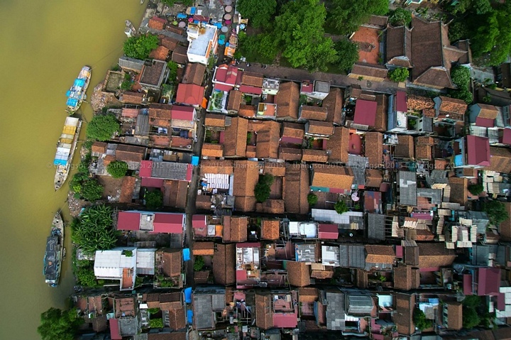 Làng Thổ Hà (Bắc Giang) bên dòng sông Cầu thơ mộng. Nơi đây gìn giữ được nhiều giá trị văn hóa truyền thống đặc sắc. Thổ Hà đẹp cổ kính mang dấu ấn đặc trưng của một làng quê thuần Việt với quần thể kiến trúc, văn hóa, cảnh quan độc đáo.