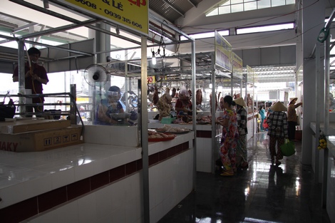 Một số hộ mua bán thịt tại khu chợ tạm vẫn chưa tái di dời về nhà lồng chợ.