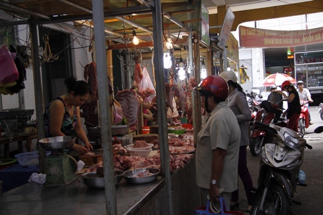 Các tiểu thương khẩn trương dọn về mua bán tại khu nhà lồng chợ mới xây xong.