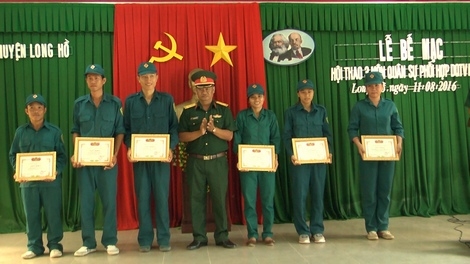 Trao cho giải cho các đội đạt xuất sắc trong hội thao
