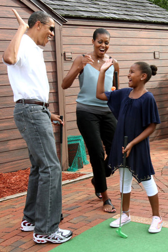 Tổng thống Obama chơi mini-golf cùng con gái Sasha ở bãi biển Panama City, Florida.