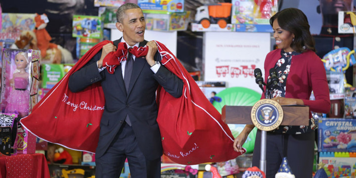 “Ông già Noel” Obama đi phát đồ chơi cho trẻ em vào năm 2014.