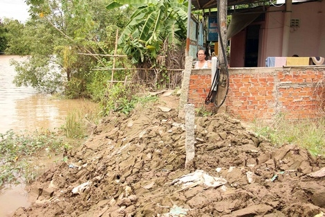 Điểm sạt lở tại ấp Phước Ngươn A (Phước Hậu- Long Hồ) đã được đắp đất gia cố tạm nhưng giao thông vẫn chưa thể qua lại được.
