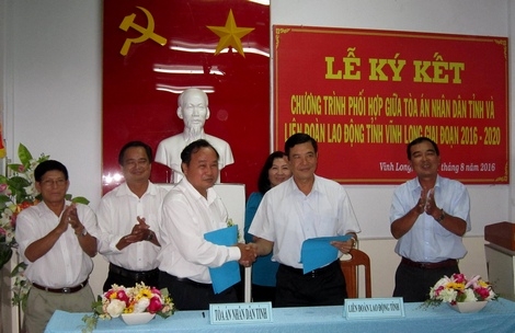 Lãnh đạo hai đơn vị ký kết chương trình phối hợp trước sự chứng kiến của các đại biểu đại diện.