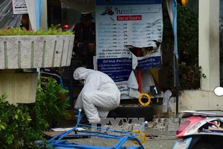 Nhân viên điều tra thu thập chứng cứ tại hiện trường vụ nổ bom ở Hua Hin ngày 12/8. Ảnh: AFP/TTXVN