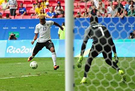 Khoảnh khắc Gnabry mở tỷ số cho Olympic Đức. (Ảnh: Getty). 