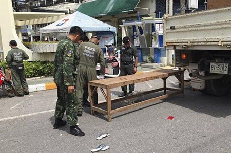 Cảnh sát đang tiếp tục điêu tra vụ đánh bom ở Hua Hin, Thái Lan. (ảnh: AP).