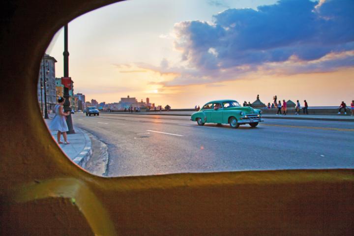 Havana, Cuba qua tấm kính của một chiếc ô tô.