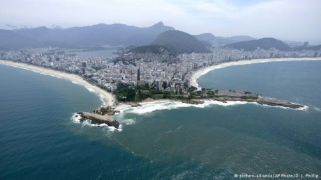 Rio de Janeiro sở hữu hai bãi biển tuyệt đẹp là Copacabana và bãi biển Ipanema. Đây là thành phố lớn thứ 2 Brazil.