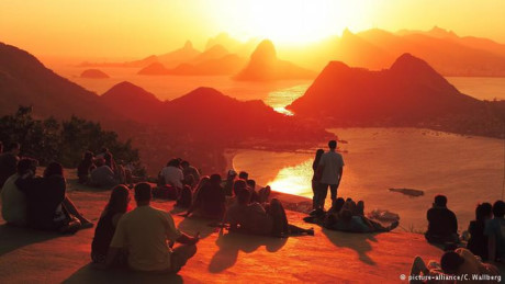 Ngắm hoàng hôn trên vịnh Guanabara, nơi có những mỏm đá nhô lên khỏi vịnh và các đảo ngoài khơi biển Rio de Janeiro là một thời khắc đẹp ngoạn mục.