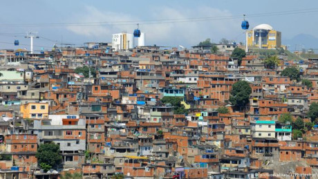 Rio có khoảng 6 triệu cư dân và khoảng 1/5 trong số đó sống trong những khu ổ chuột Favelas. Favelas nằm trên sườn đồi của thành phố Rio.