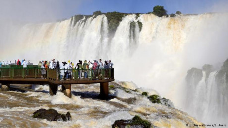 Iguazu' Falls, kỳ quan thiên nhiên thế giới, nằm dọc theo biên giới giữa Brazil và Argentina là một trong những thác nước lớn nhất thế giới dài 2,7km.