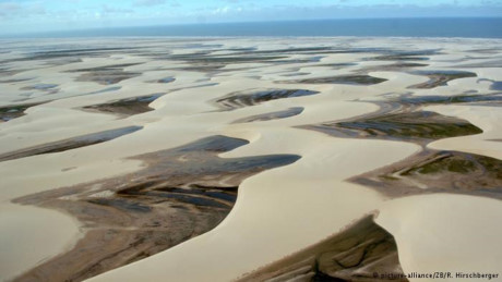 Vườn Quốc gia Lençoẽs Maranhenses trải dài tới 1.550km2 ở miền Bắc Brazil với hàng ngàn cồn cát nổi lên giữa các đầm nước ngọt độc đáo của vùng khí hậu nhiệt đới.