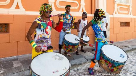 Salvador de Bahia từng thuộc địa của Bồ Đào Nha cũng như các trung tâm buôn bán nô lệ của Brazil trong nhiều thế kỷ. Đây là thành phố của người gốc Phi da đen với nét 'văn hóa Negro' với vũ điệu trống nổi bật vô cùng thoải mái và vui vẻ.