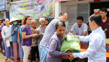 Đại diện Quỹ từ thiện phát quà cho hộ nghèo.