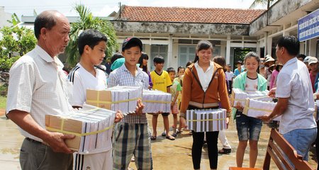 Quỹ từ thiện trao 1.000 quyển tập cho Hội khuyến học và học sinh nghèo xã Phước Hậu. 