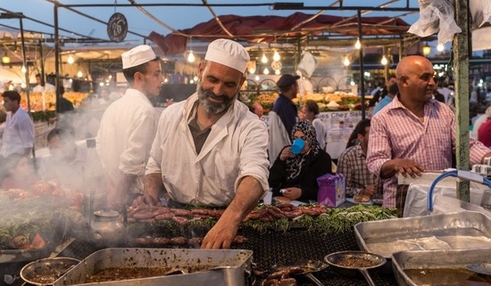 Marrakesh là thiên đường ẩm thực của Morocco. Nếu tới đây, bạn nên thử món bánh mì kẹp thịt lạc đà hay bánh vừng vòng rán giòn