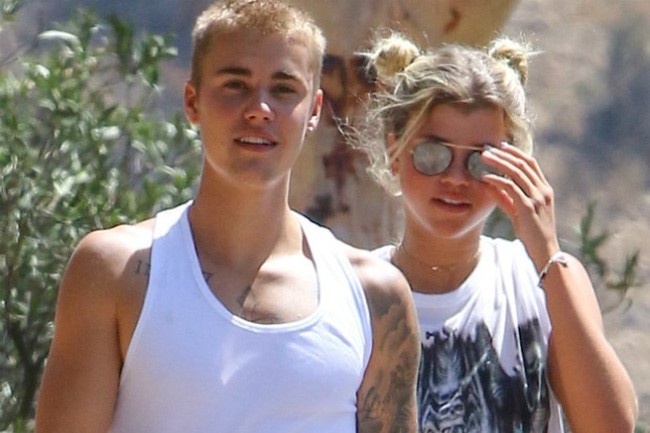 Justin Bieber bị bắt gặp tình tứ bên Sofia Richie