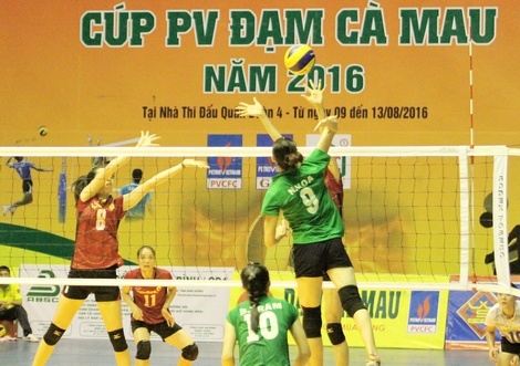 Pha tranh bóng Ngọc Hoa (9, VTV Bình Điền Long An) trước Ngân hàng Công thương trong trận chung kết.