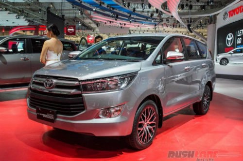 2016 Toyota Innova tại GIIAS ở Indonesia.