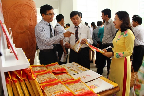 Đại biểu tham quan các sản phẩm đạt chứng nhận.