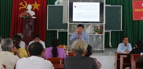 Phó Giám đốc BHXH tỉnh Vĩnh Long Phạm Minh Dương nói rất cụ thể với người dân về BHYT hộ gia đình và BHYT học sinh.
