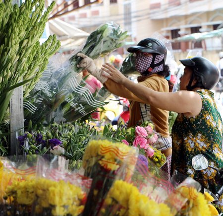 Tranh thủ chọn bó hoa tươi đẹp nhất để dâng cúng tổ tiên.