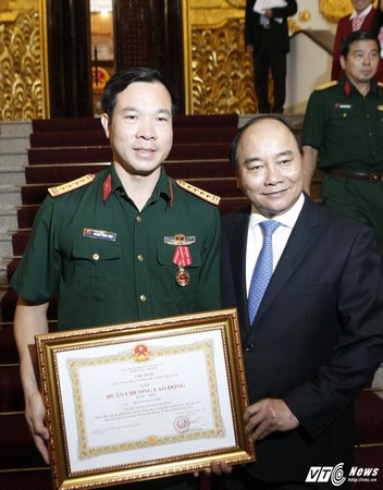 Thủ tướng trao tặng Huân chương Lao động hạng Nhất cho đại tá Hoàng Xuân Vinh