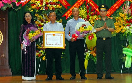 Thượng tướng Tô Lâm, Ủy viên Bộ Chính trị, Bộ trưởng Bộ Công an trao tặng danh hiệu Anh hùng LLVT nhân dân thời kỳ kháng chiến chống Mỹ cứu nước cho gia đình ông Lê Thanh Vân