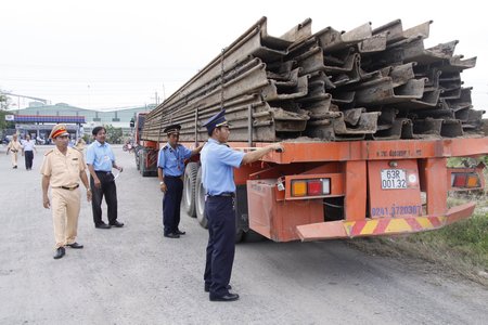 Thanh tra giao thông vận tải Vĩnh Long phối hợp đơn vị chức năng xử lý xe quá tải.