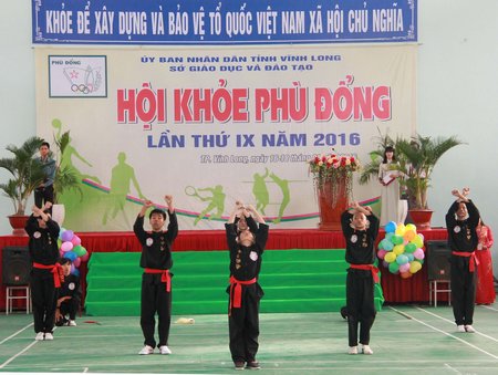 Phó Chủ tịch UBND tỉnh- Lữ Quang Ngời trao bằng khen của Bộ GD- ĐT cho Giám đốc Sở GD- ĐT.