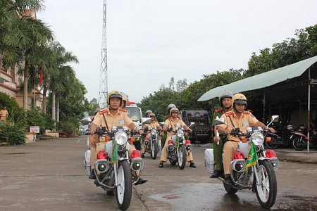 Tăng cường lực lượng cảnh sát giao thông kiểm tra, xử lý nồng độ cồn.