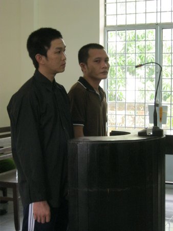 Bị cáo Danh (phải) và Tòng tại phiên tòa sơ thẩm