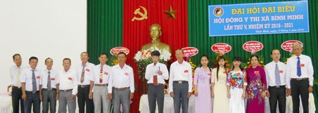  BCH Hội Đông y TX Bình Minh nhiệm kỳ 2016- 2021 ra mắt đại hội.