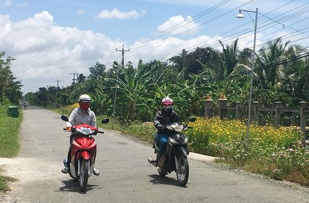 Một tuyến đường “trăm hoa đua nở, đèn sáng rực”, vệ sinh môi trường ở xã An Phước.