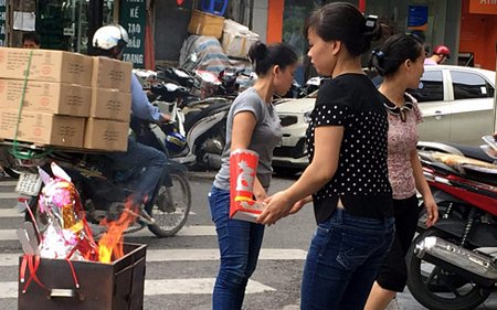 Đã có hàng nghìn tỷ đồng được chi phí cho việc mua vàng mã về đốt.