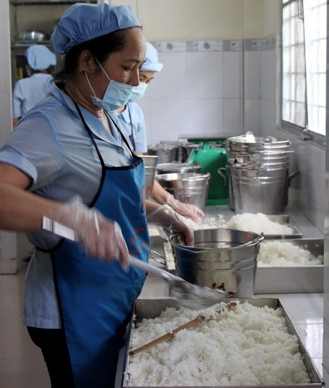 Vệ sinh an toàn thực phẩm ở những bếp ăn được nhiều người quan tâm.