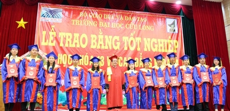 Gần 380 tân cử nhân, kỹ sư được trao bằng tốt nghiệp trong đợt này.