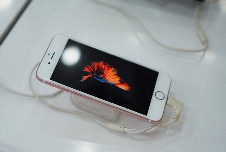 Sau thời gian dài giữ giá, iPhone 6S và 6S Plus vừa giảm sâu. Ảnh: Thành Duy.