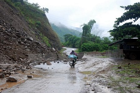 Một điểm sạt lở nghiêm trọng gần đầu cầu Tạ Khoa, huyện Bắc Yên, tỉnh Sơn La. (Ảnh: Viết Tôn/TTXVN)