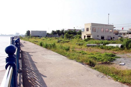 Mới đây, 5 hộ dân chịu ảnh hưởng trong phạm vi kè và đường giao thông (thuộc dự án kè sông Cổ Chiên- đoạn Phường 9) đã đồng ý di dời. Còn 20 hộ chưa bàn giao mặt bằng thuộc phạm vi hạng mục công viên của công trình này.