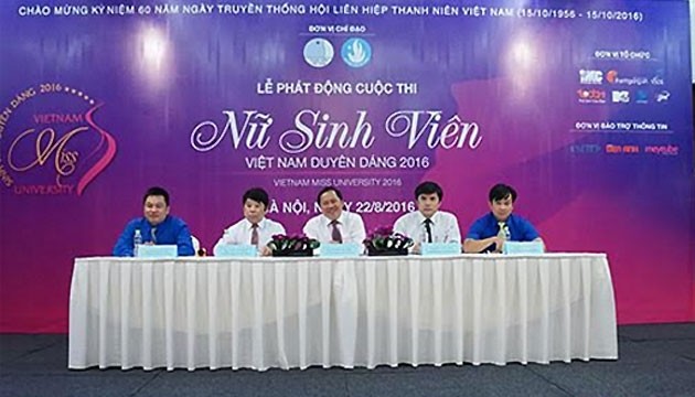 Các thành viên Ban tổ chức cuộc thi trả lời báo chí tại buổi họp.