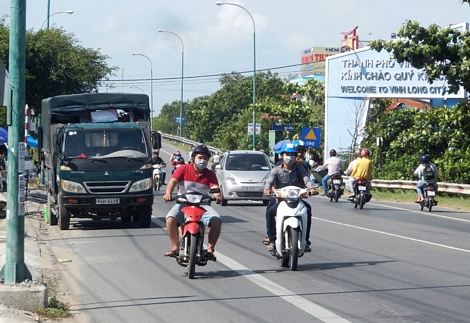 Xe tải đỗ ngay dốc cầu Đường Chừa, mố B, làm cản trở giao thông cho các phương tiện khác. Ảnh: HỒNG QUYẾN