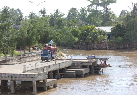 Giao thông thủy cũng sẽ góp phần xây dựng bộ mặt đô thị thị trấn ven sông này.