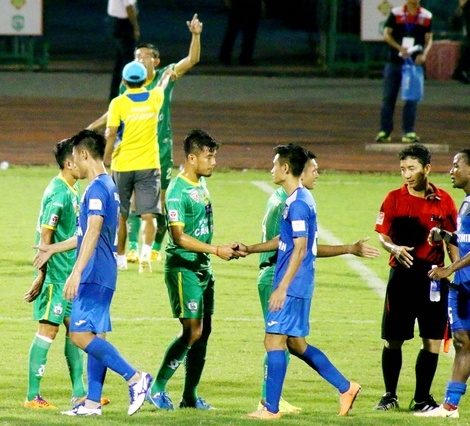 Dù được trợ lý HLV ngăn cản, nhưng trung vệ Trần Chí Công (2, XSKT Cần Thơ, phía sau) có những lời lẽ xúc phạm, đe dọa trọng tài chính Ngô Duy Lân ngay sau trận đấu kết thúc.