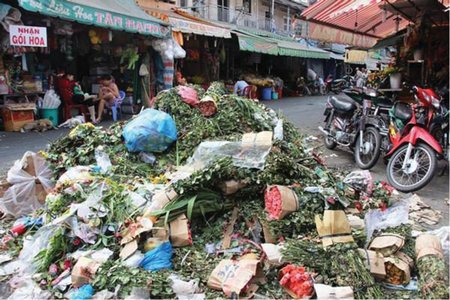  Có những bó hoa còn tươi nguyên phải ra đống rác thế này.