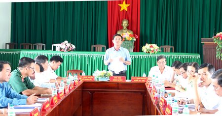 UBND huyện Tam Bình họp thường kỳ tháng 8.