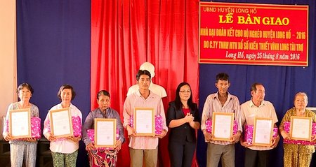 Lễ bàn giao nhà “Đại đoàn kết” cho hộ nghèo