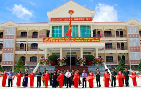 Nghi thức cắt băng khánh thành.