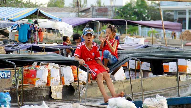 Con nít cũng được ba mẹ cho đi theo suốt hành trình xuôi ngược của kiếp thương hồ.